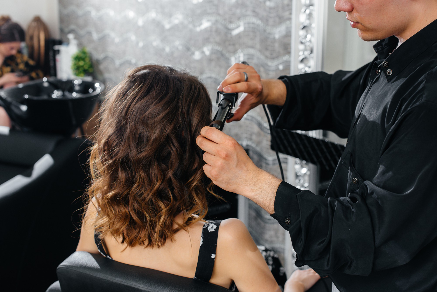 محل حلاقة نسائي: قصات شعر عصرية 2026